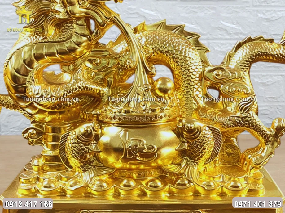 Đôi cá chép được chạm khắc đối xứng hai bên hũ tiền tài lộc